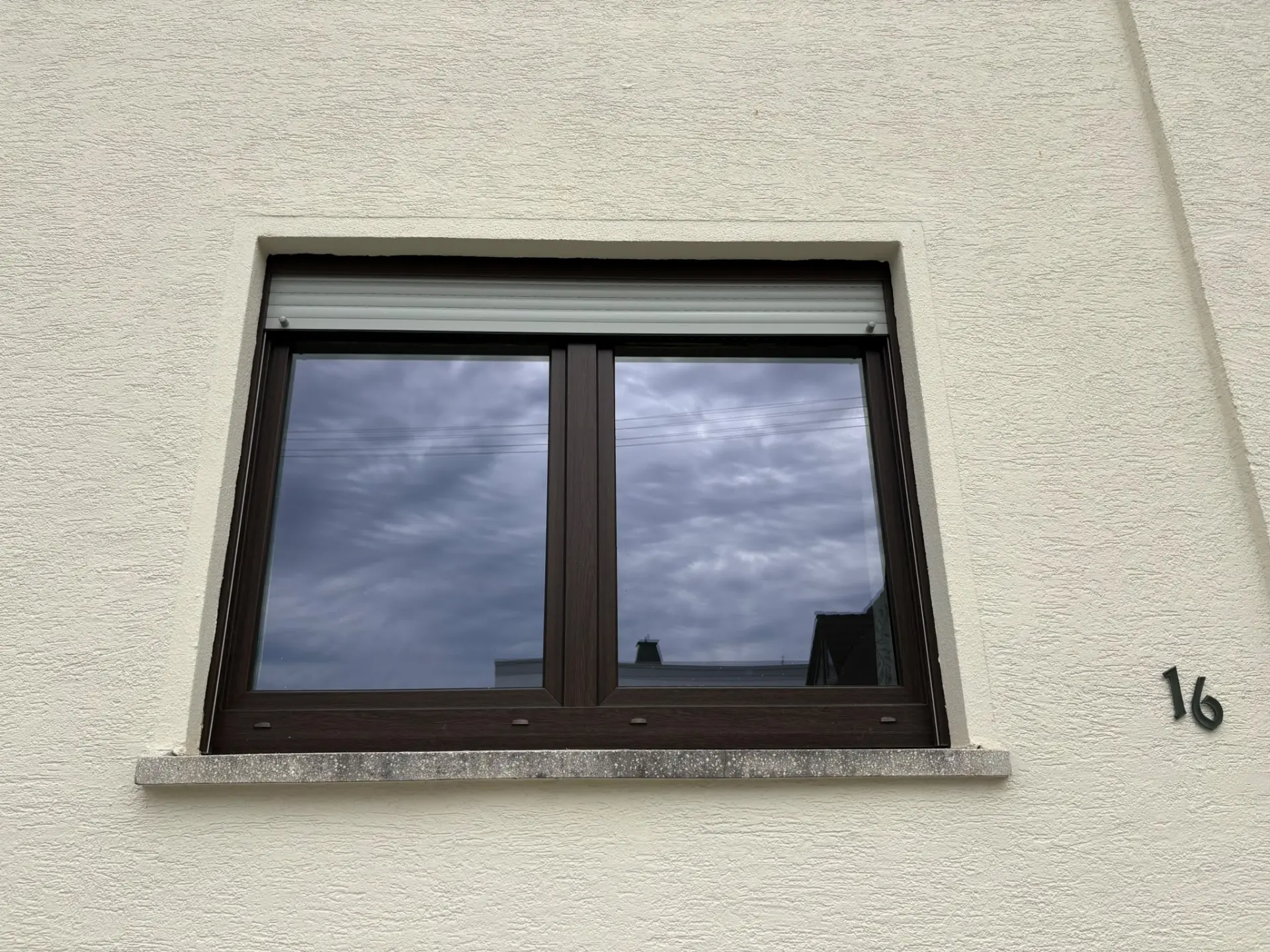 Fenster in Mooreiche-Optik mit integriertem Aufsatzrollladen